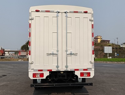 江鈴牌JX5049CCYT0J26型倉柵式運輸車在道路貨物運輸中的應用與優勢
